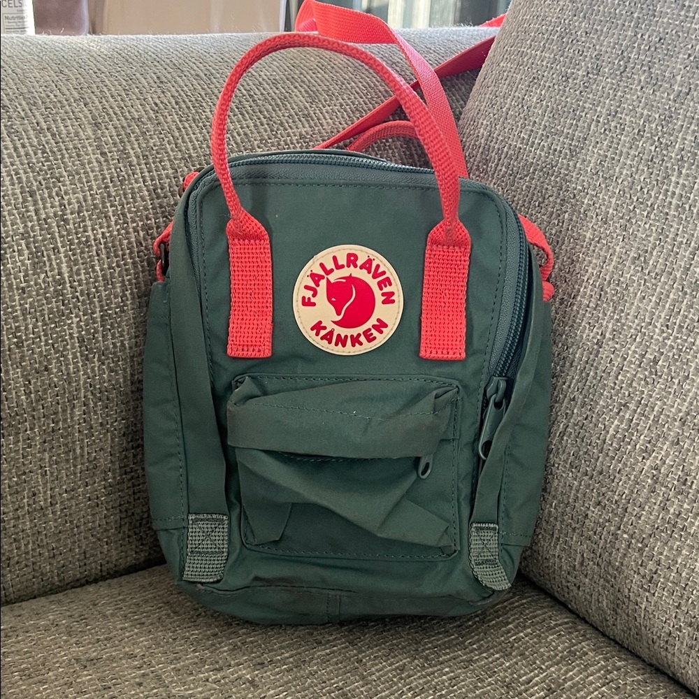 Fjallraven Kånken Crossbody Bag in Green and Red
